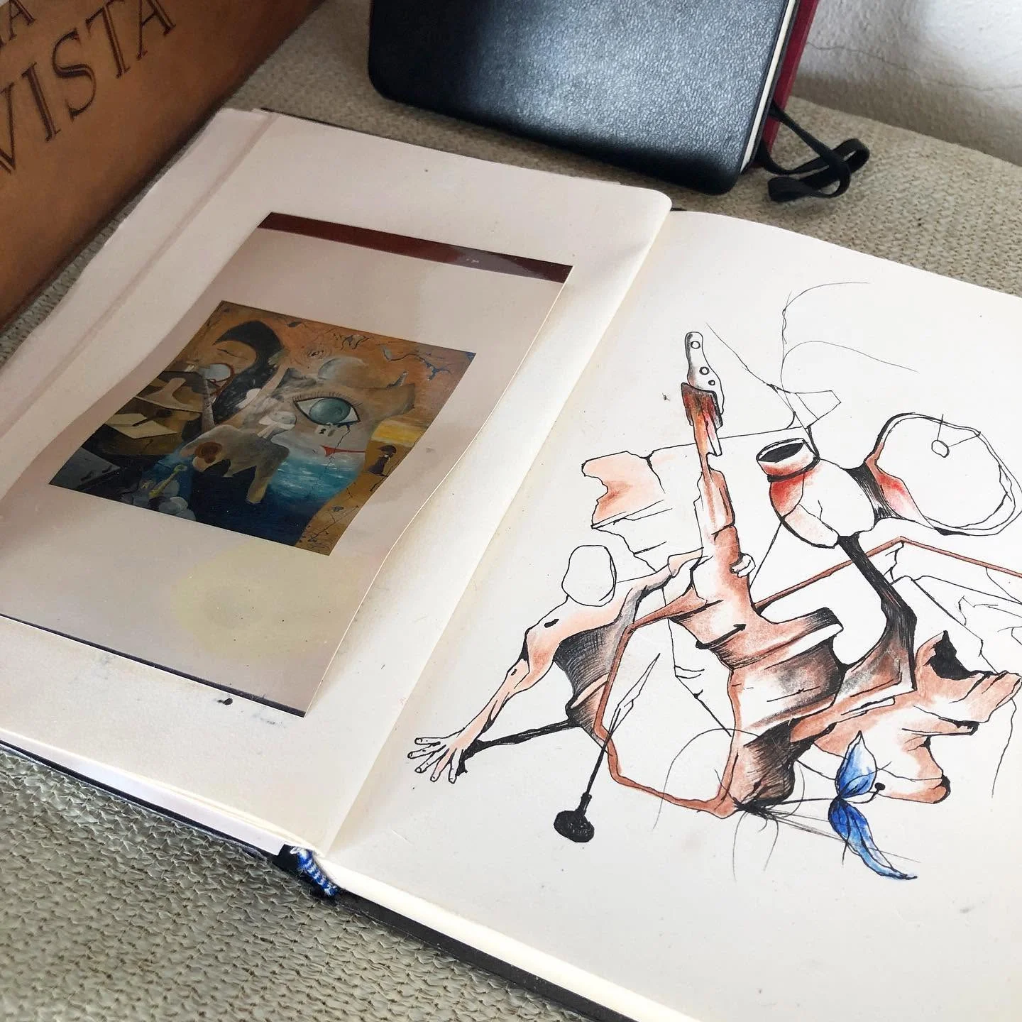 Estudos e desenhos na mesa de trabalho